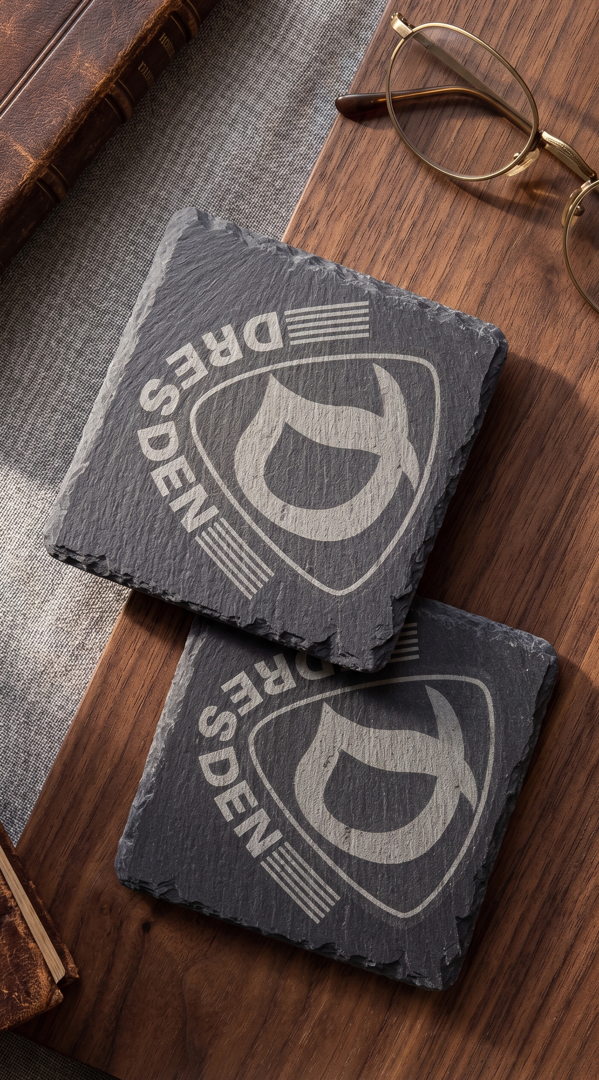Schiefer Untersetzer Eckig mit Lasergravur | Personalisierter Drink Coaster | Bar Accessoire Naturschiefer | Geschenk Wunschgravur